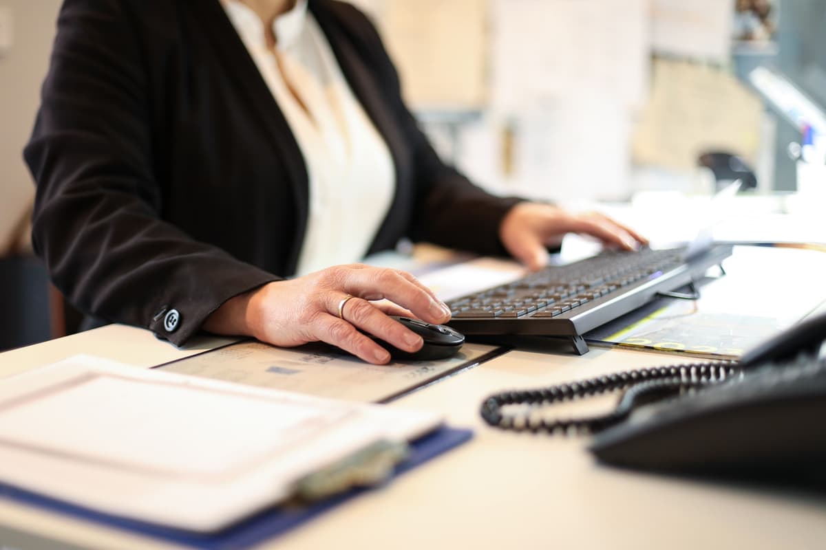Sandy Knauf bei der Arbeit – professionelle Buchhaltung und Büroorganisation